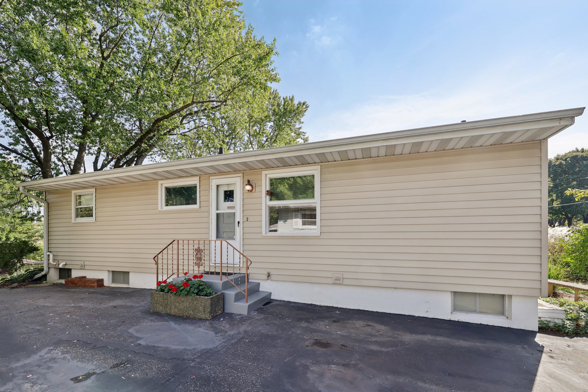 Tompkins Dr-S0110-050.jpg