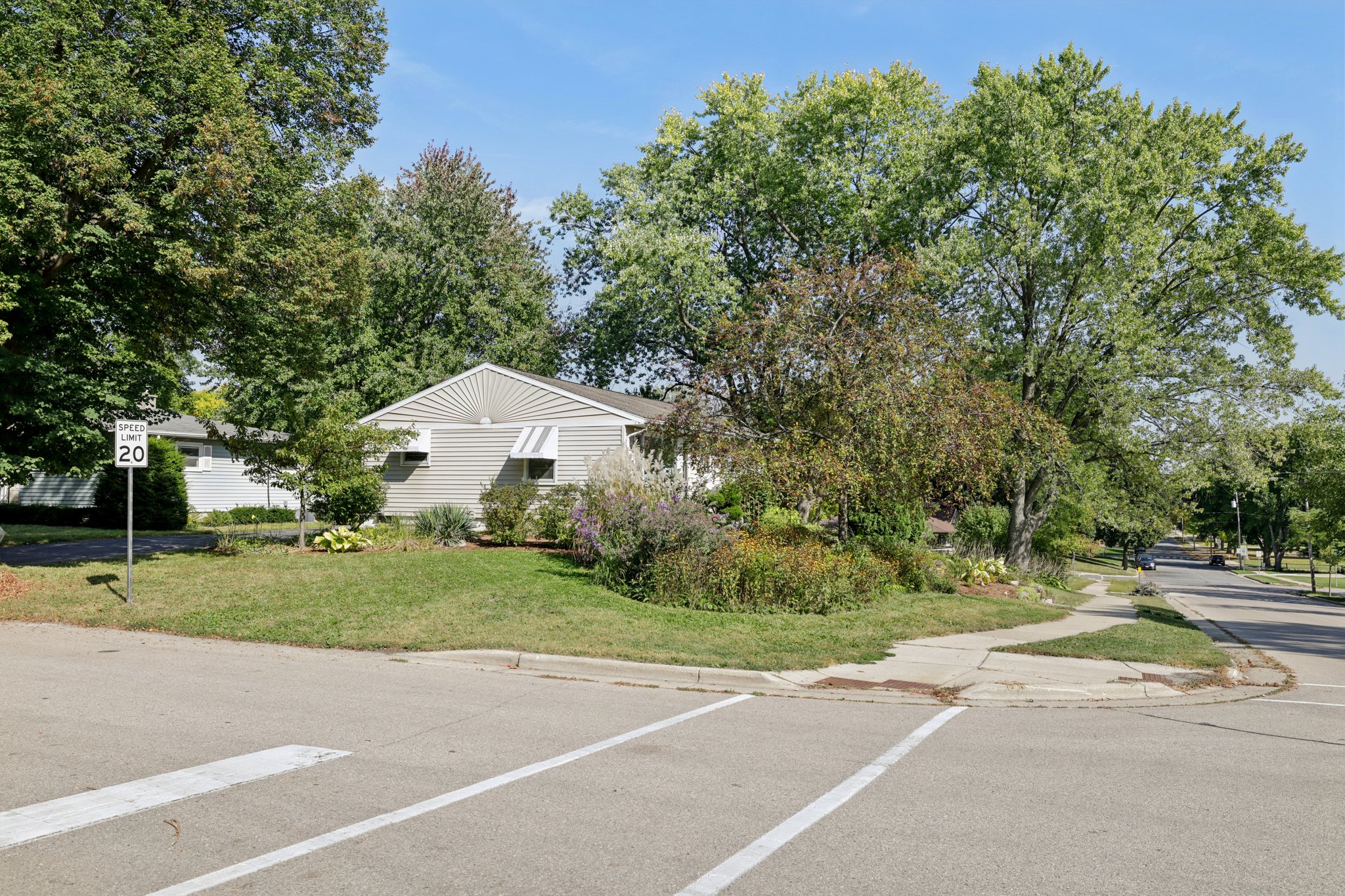 Tompkins Dr-S0110-055.jpg