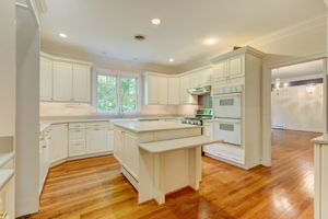 Kitchen/Breakfast Bar