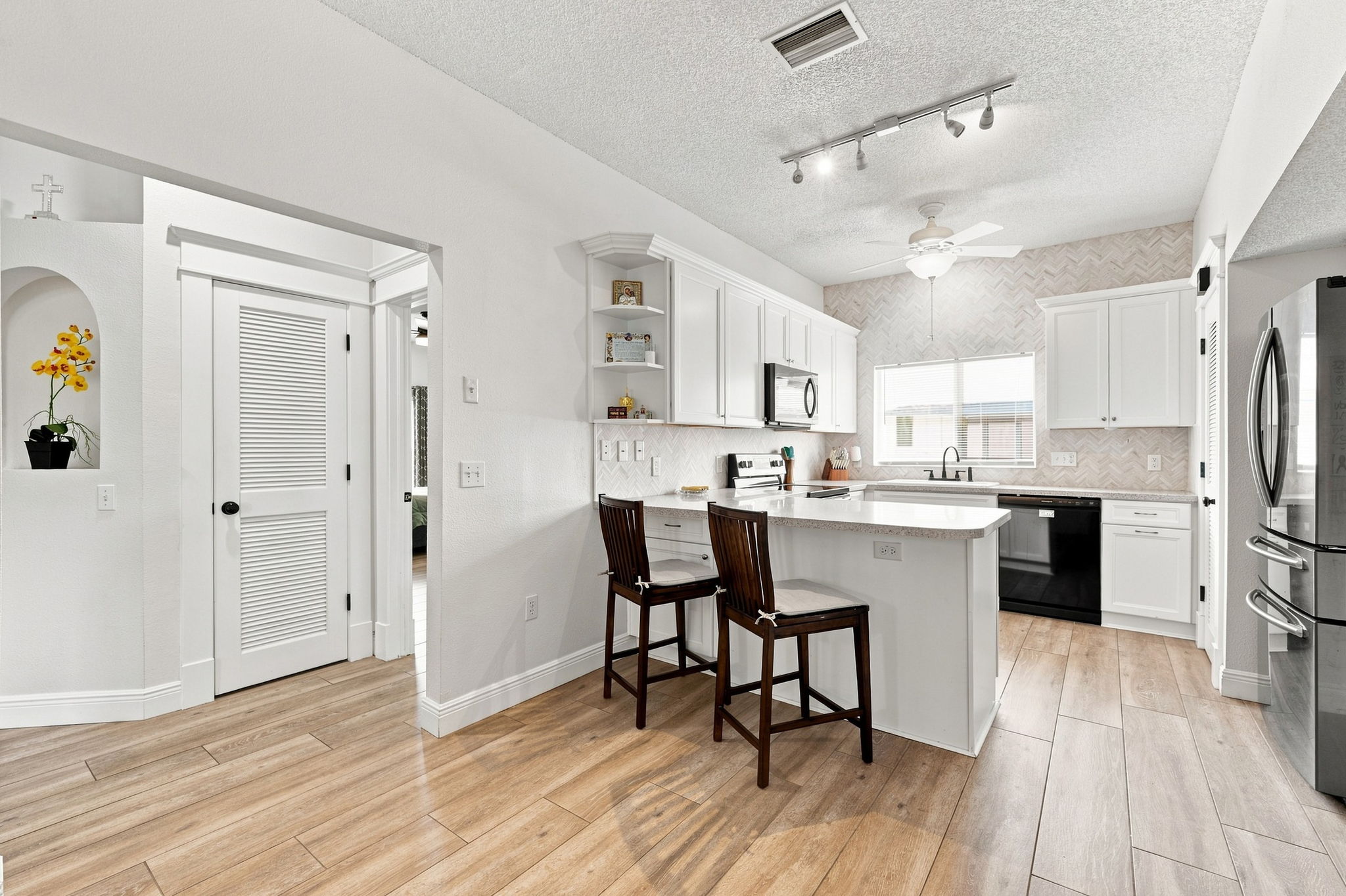 Kitchen Eat-in Area1