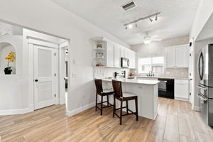Kitchen Eat-in Area1