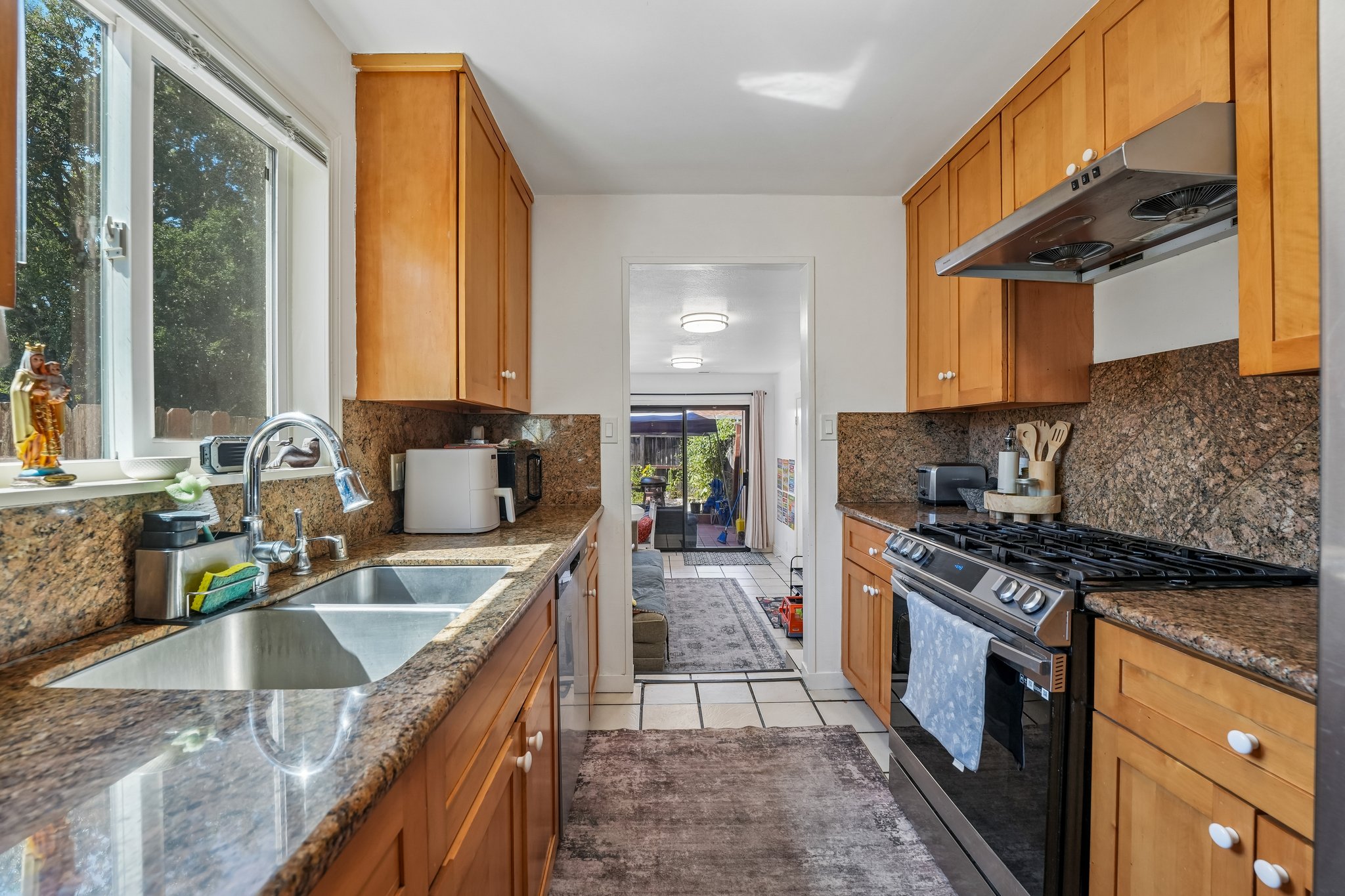 1001 Temple Ave-S2808-034.jpg