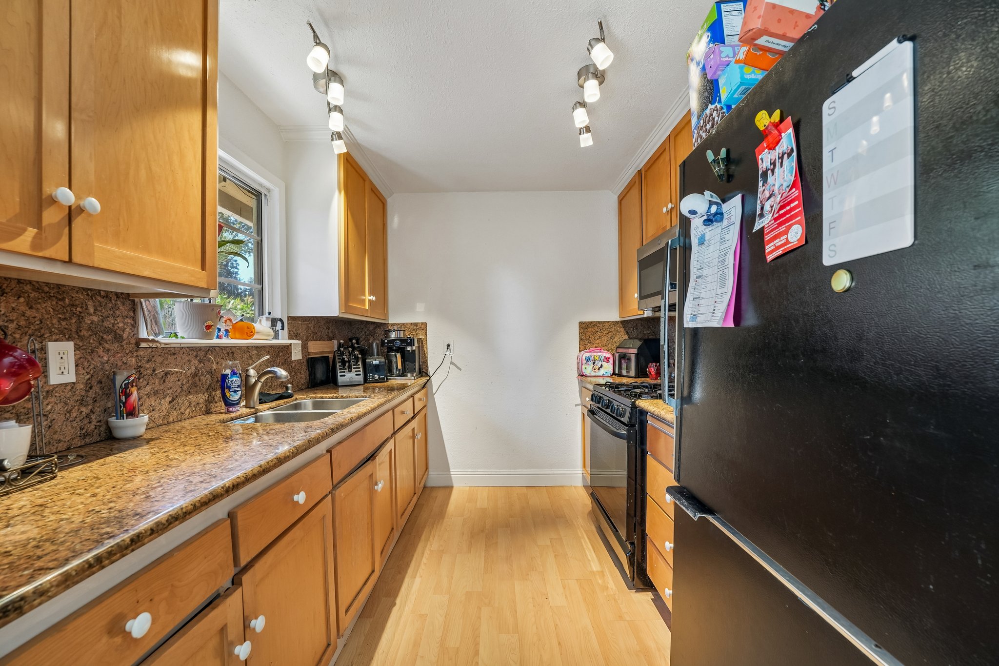 1001 Temple Ave-S2808-037.jpg