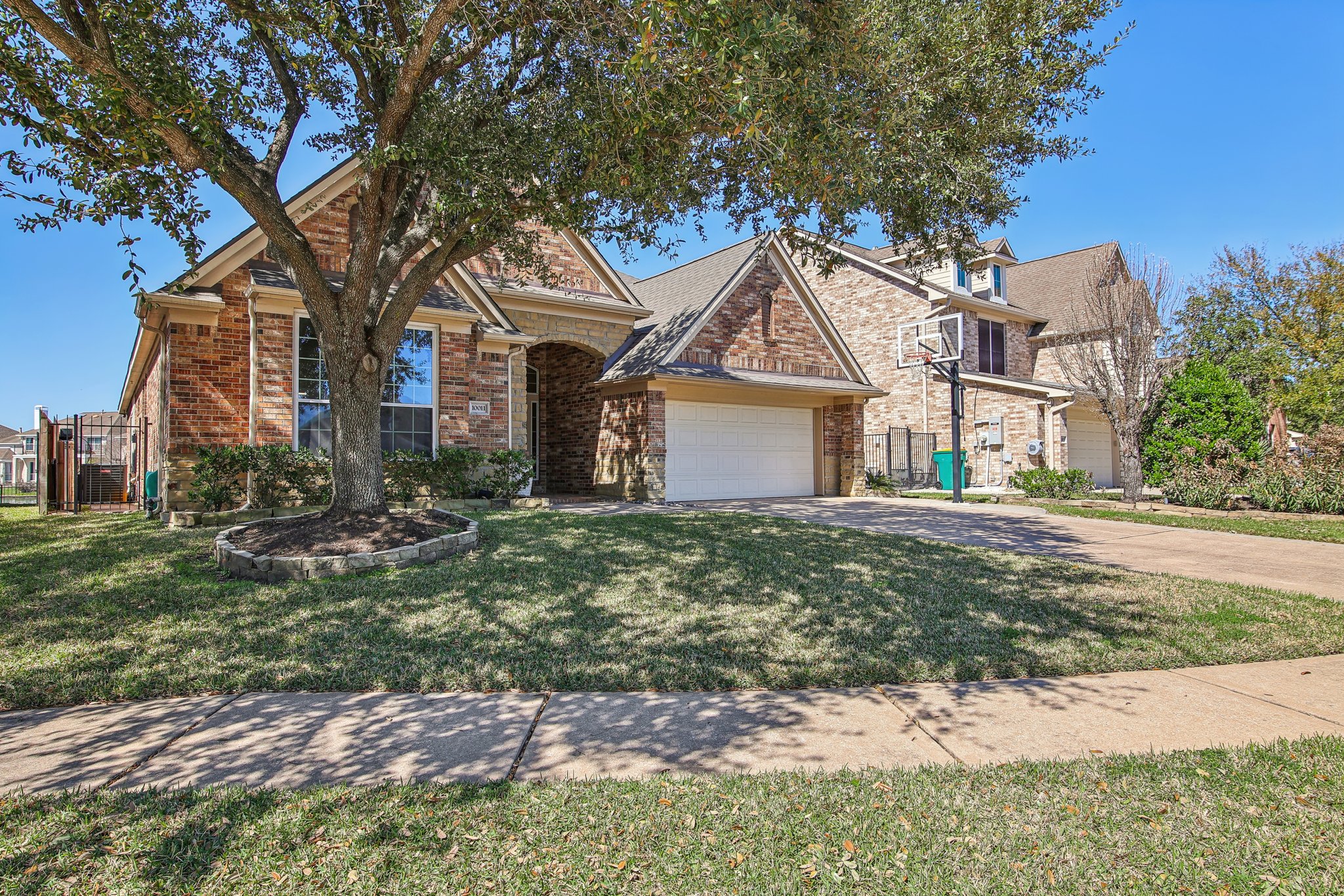 Lakeside Gables Dr-003.jpg