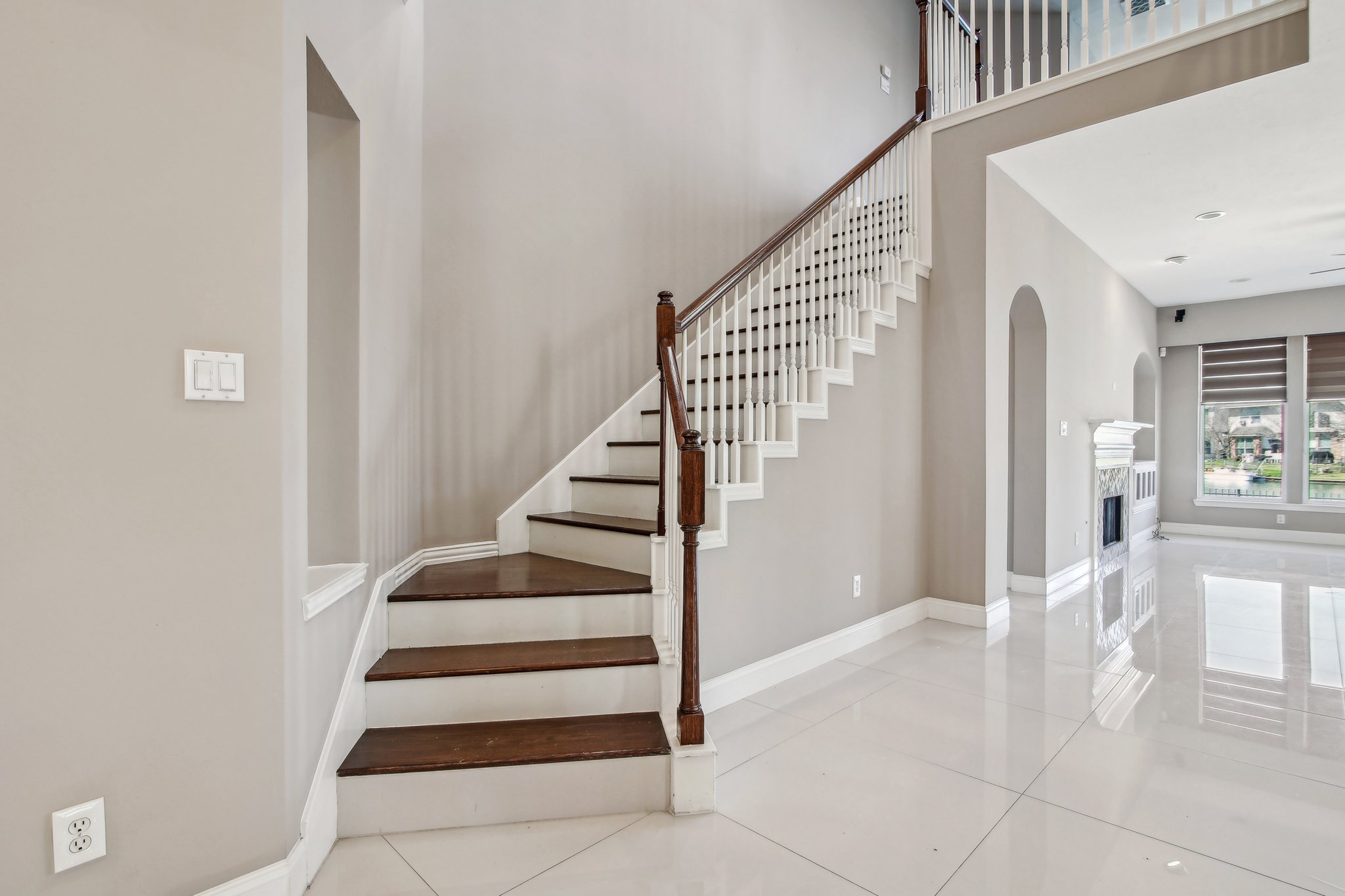 Lakeside Gables Dr-007.jpg