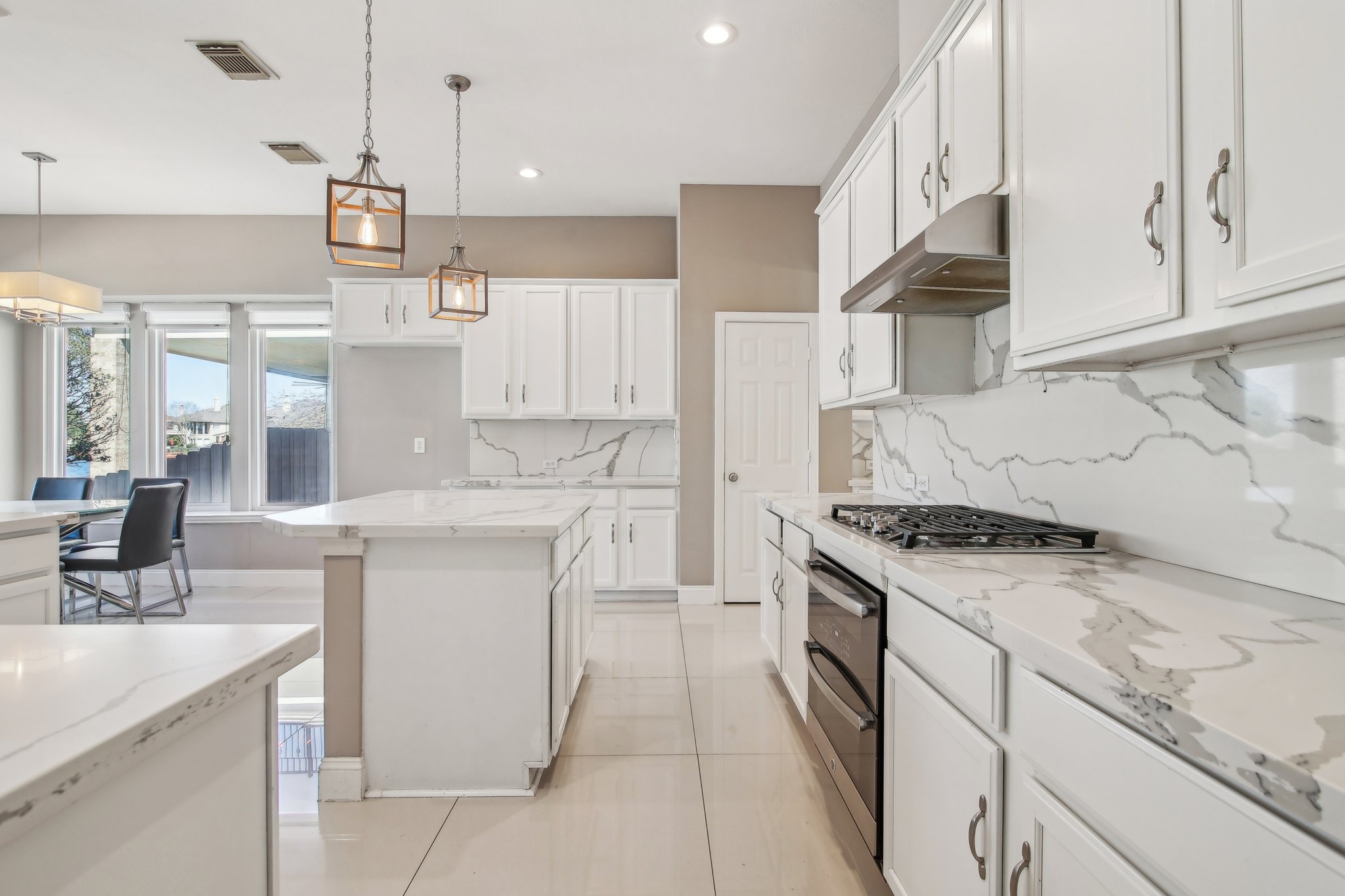Lakeside Gables Dr-017.jpg