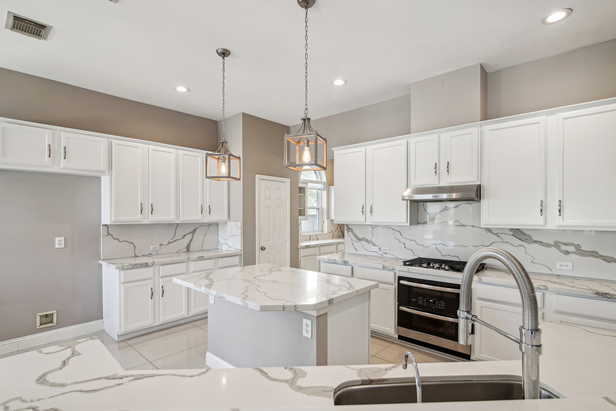 Lakeside Gables Dr-019.jpg