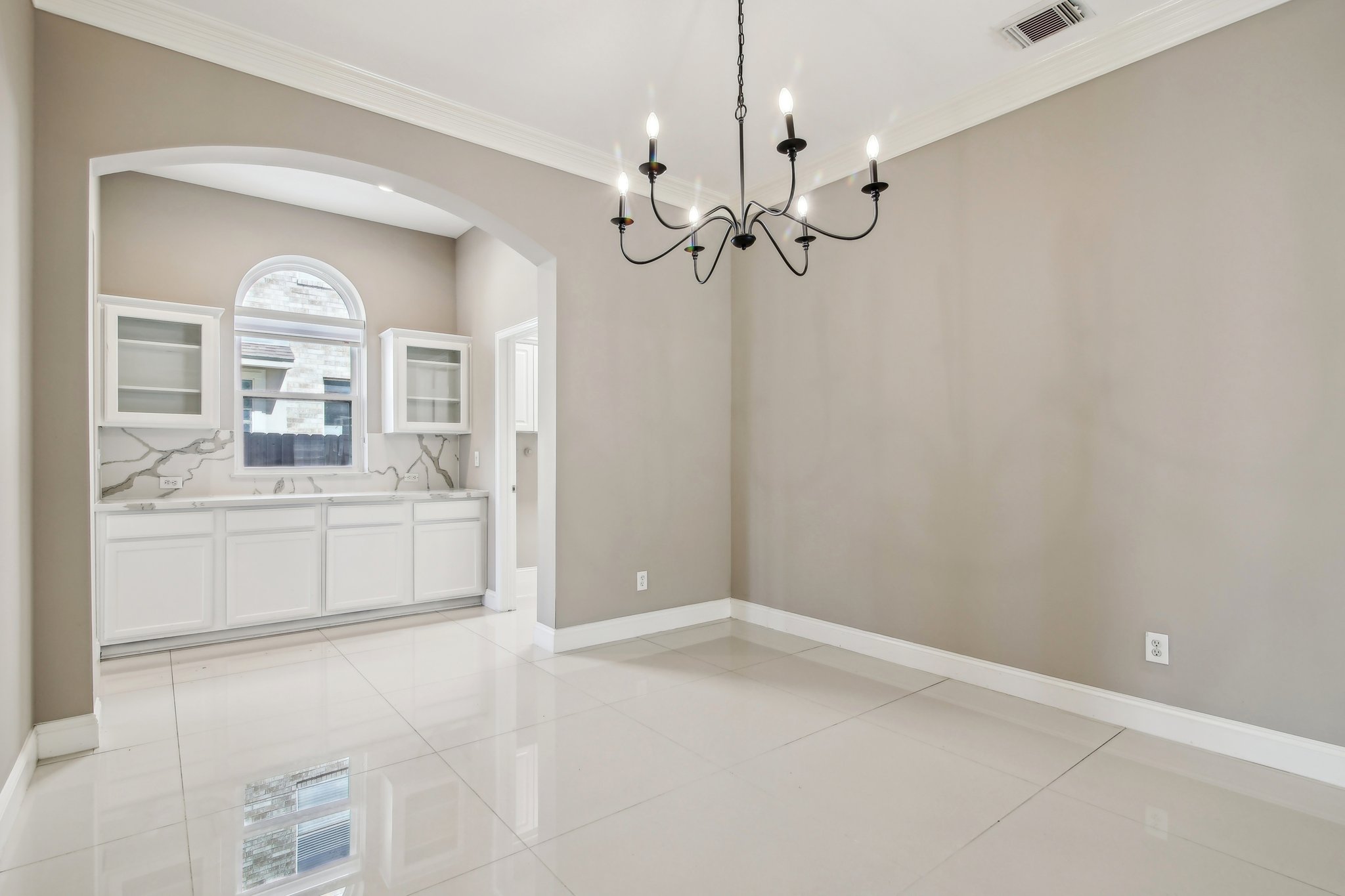 Lakeside Gables Dr-023.jpg