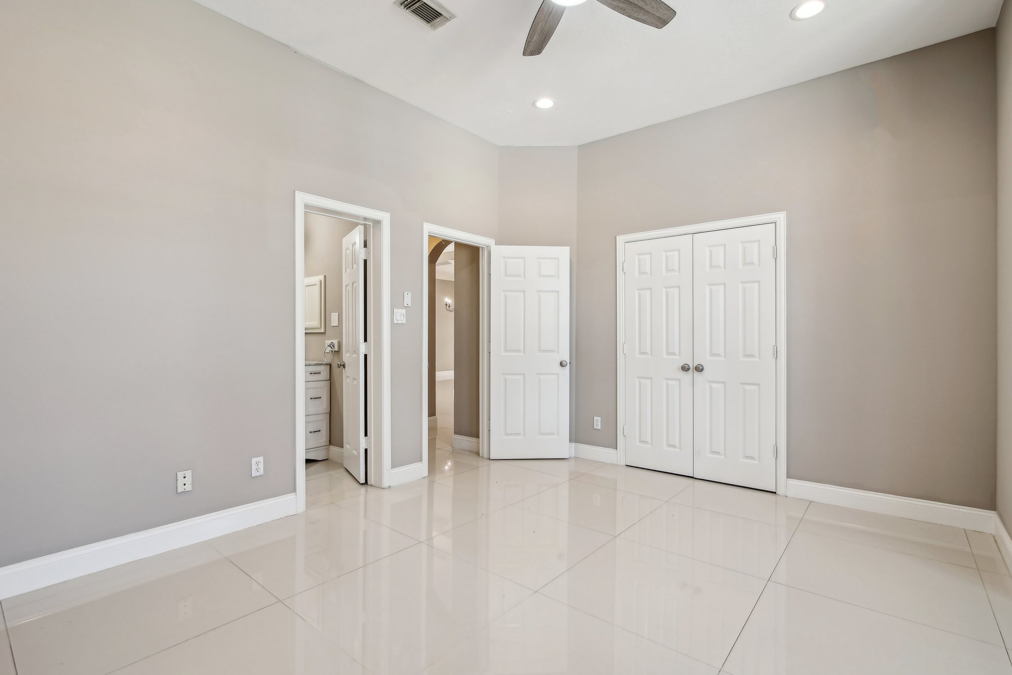 Lakeside Gables Dr-025.jpg
