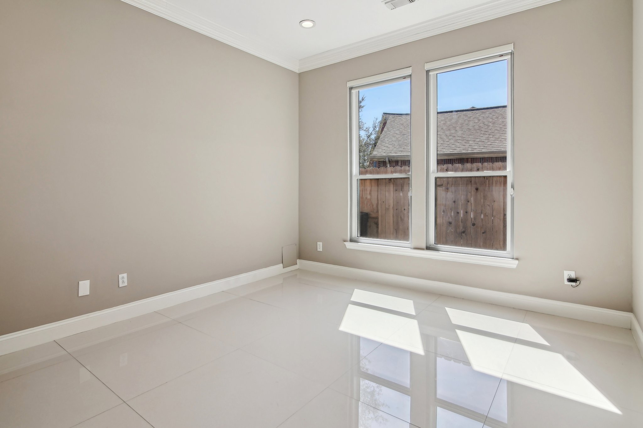 Lakeside Gables Dr-028.jpg