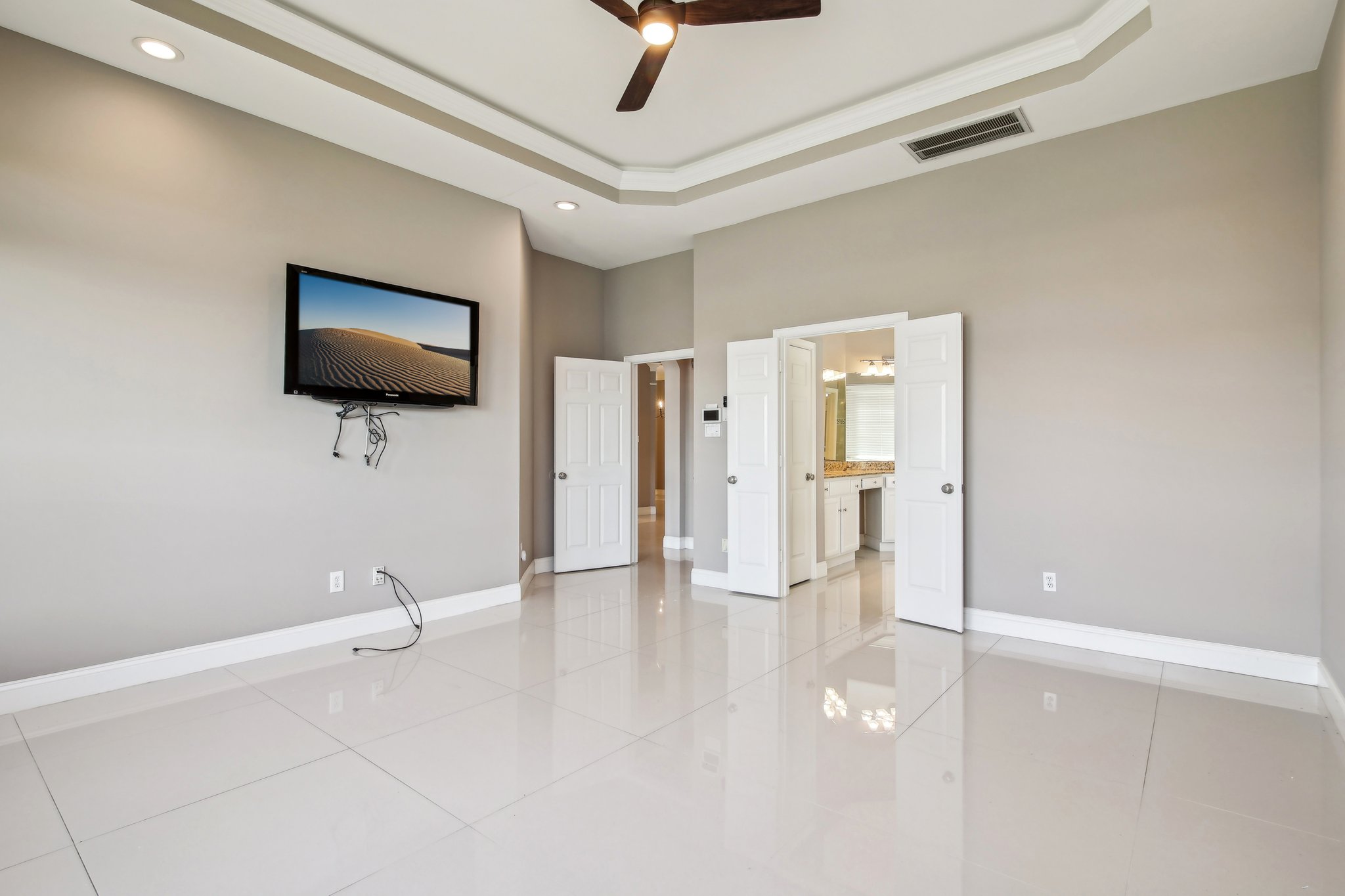 Lakeside Gables Dr-032.jpg