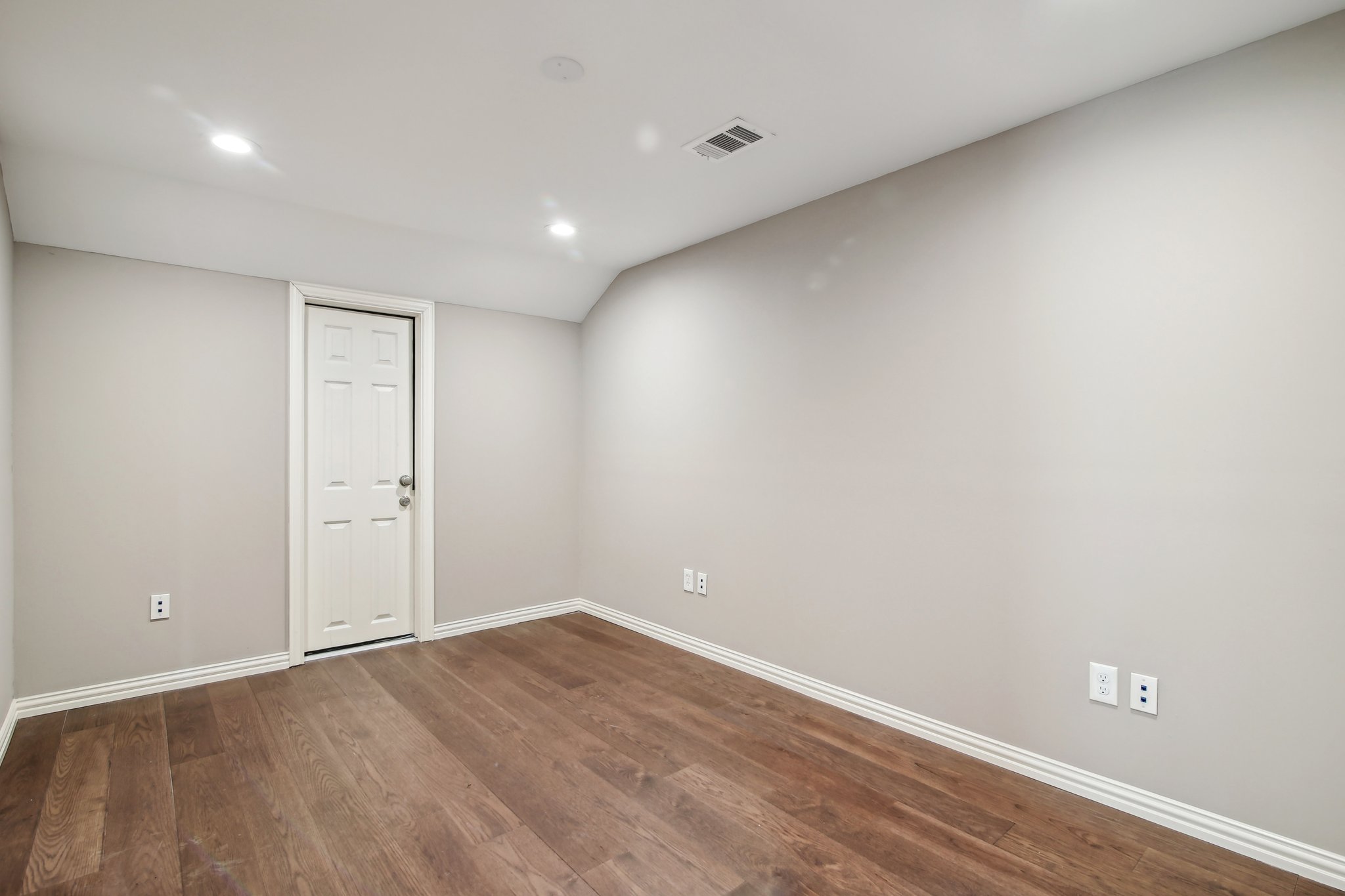 Lakeside Gables Dr-039.jpg