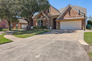 Lakeside Gables Dr-001.jpg