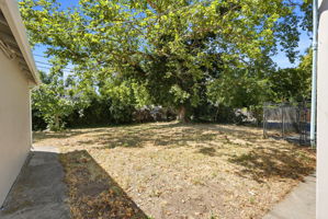 058_F8_1002 Lochbrae Rd