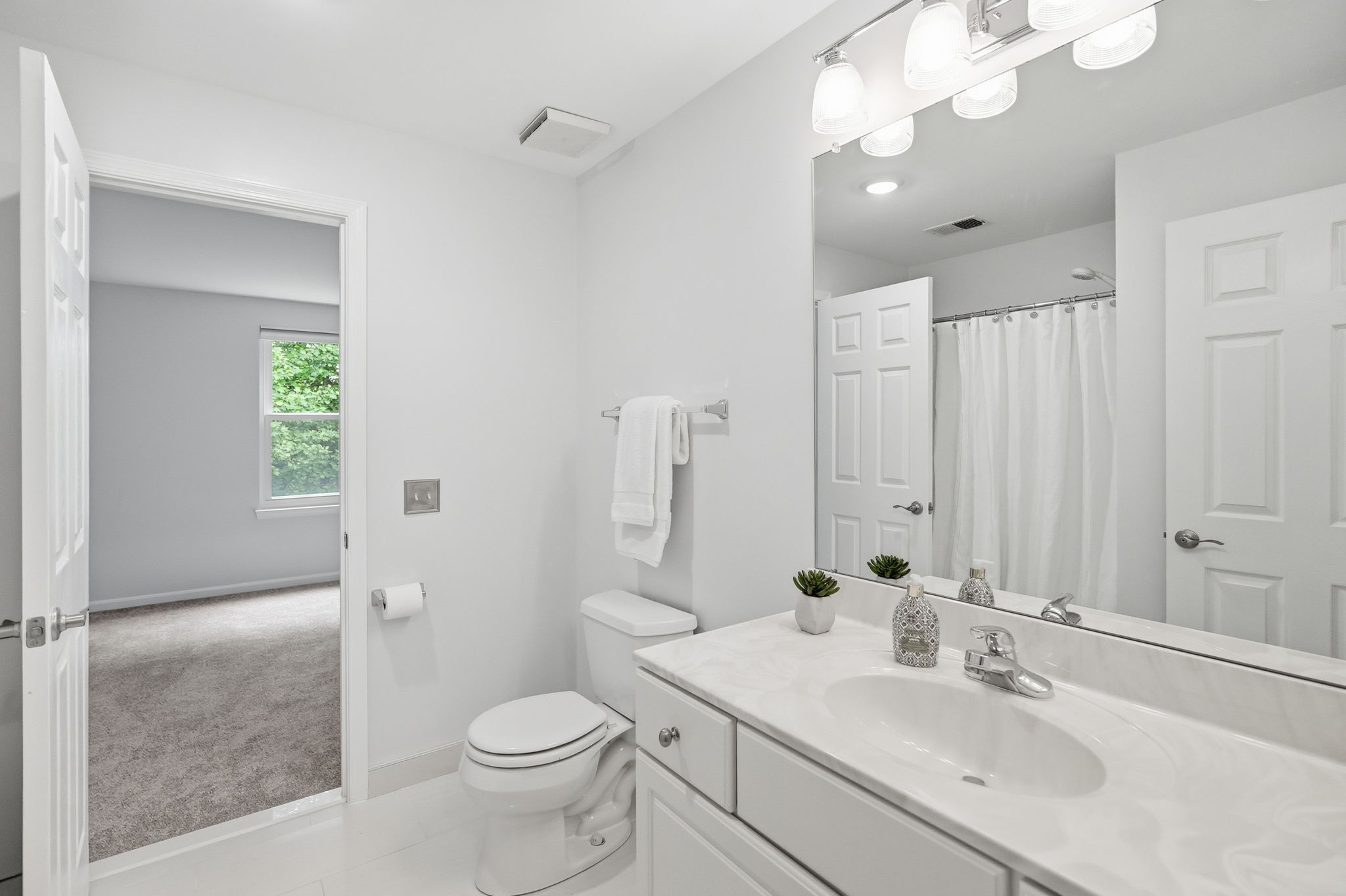 Bathroom 2 with access from Bedroom and Hallway