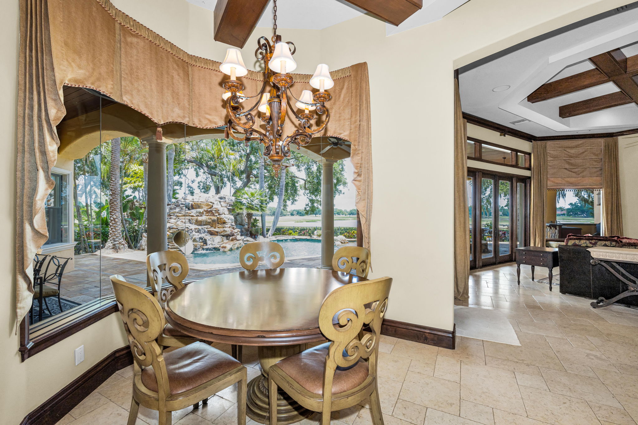 Kitchen Eat-In 1