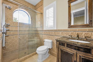 Upper Level Bathroom 6a