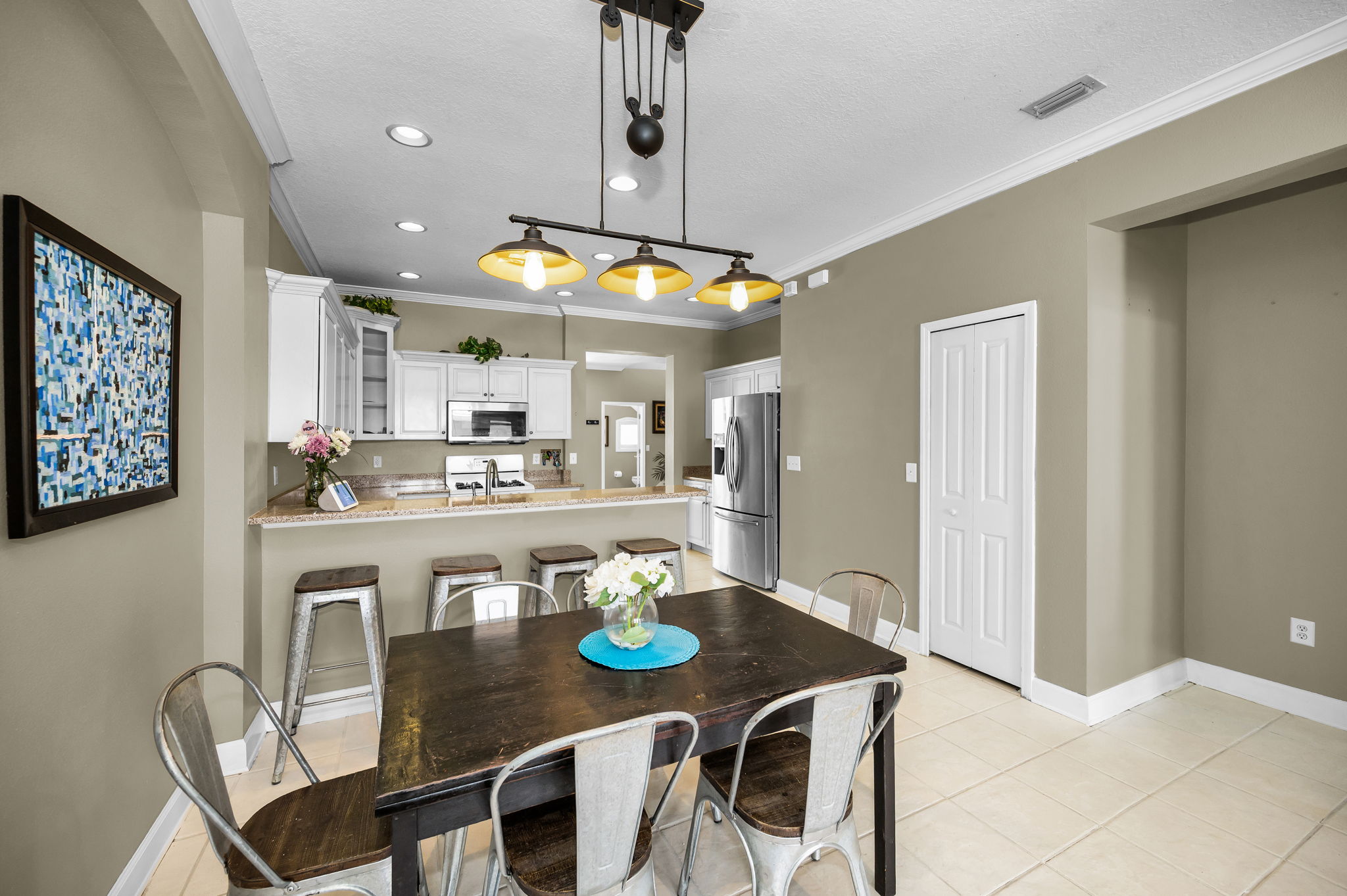 Kitchen Eat-in Area3