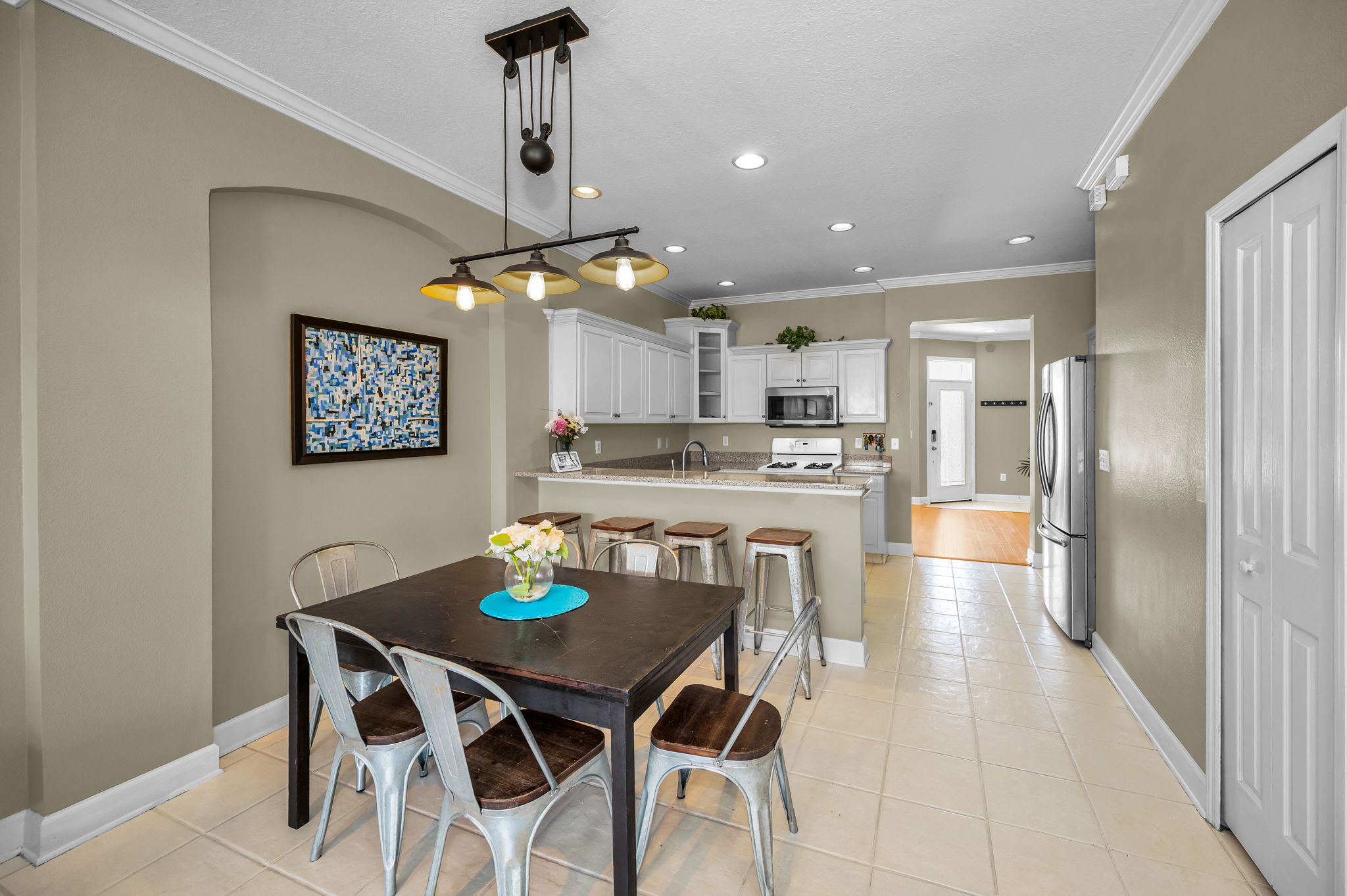 Kitchen Eat-in Area4