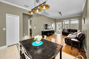 Kitchen Eat-in Area2