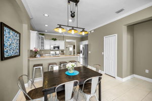 Kitchen Eat-in Area3