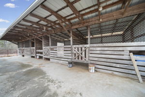 Horse Stables - Room for 6 Horses