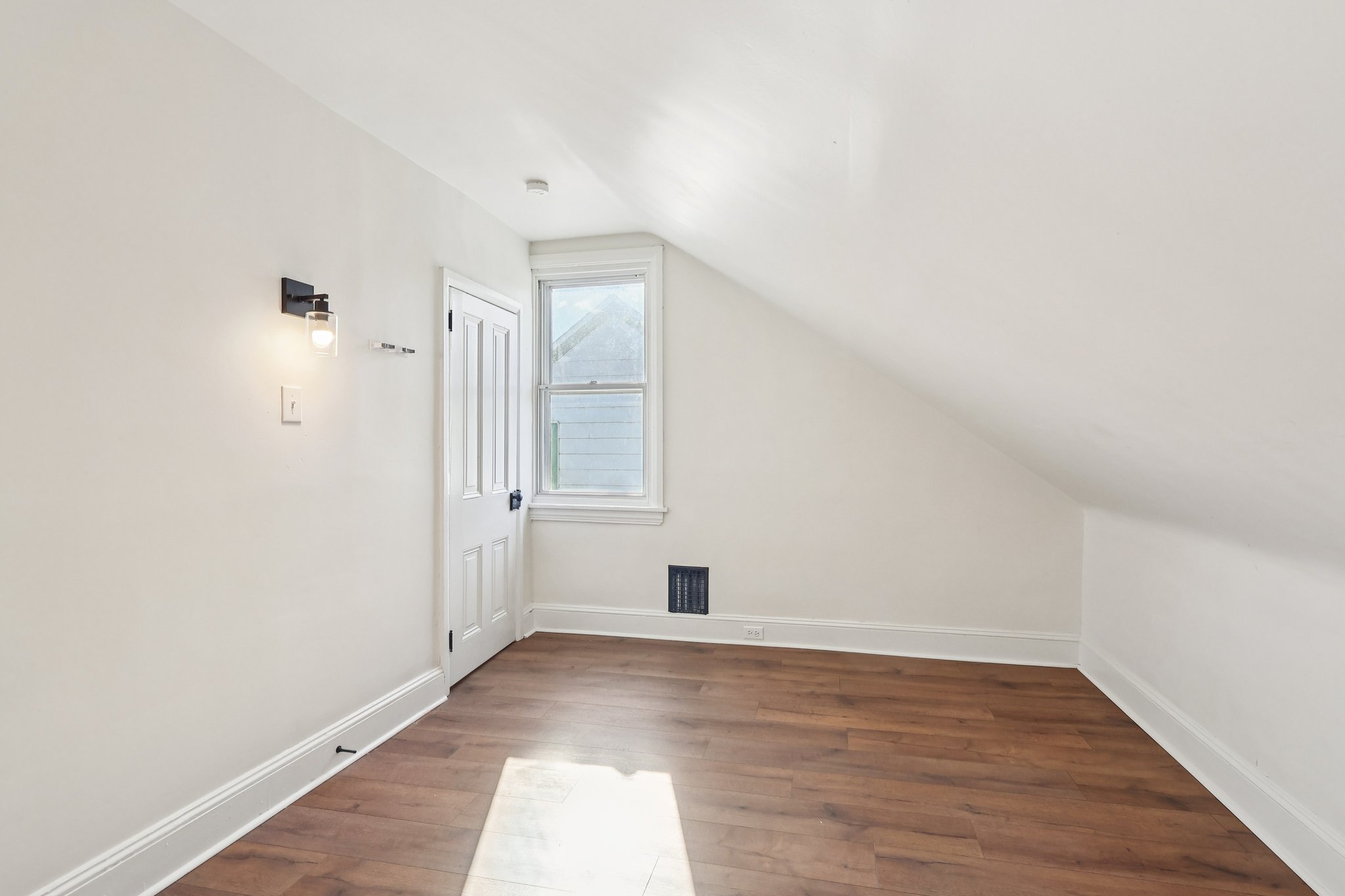 Woodside Ave-S2101-029.jpg