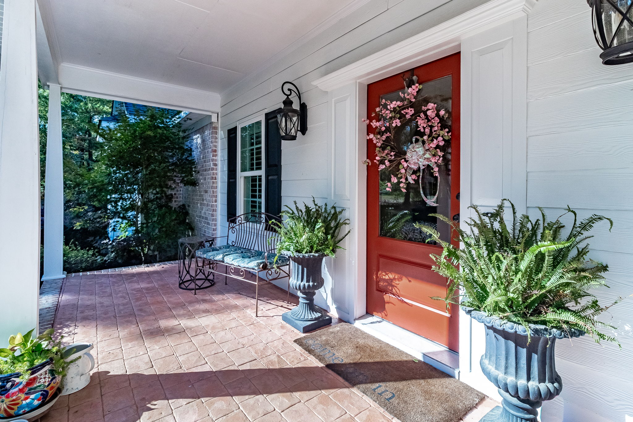 Front Porch/Entrance