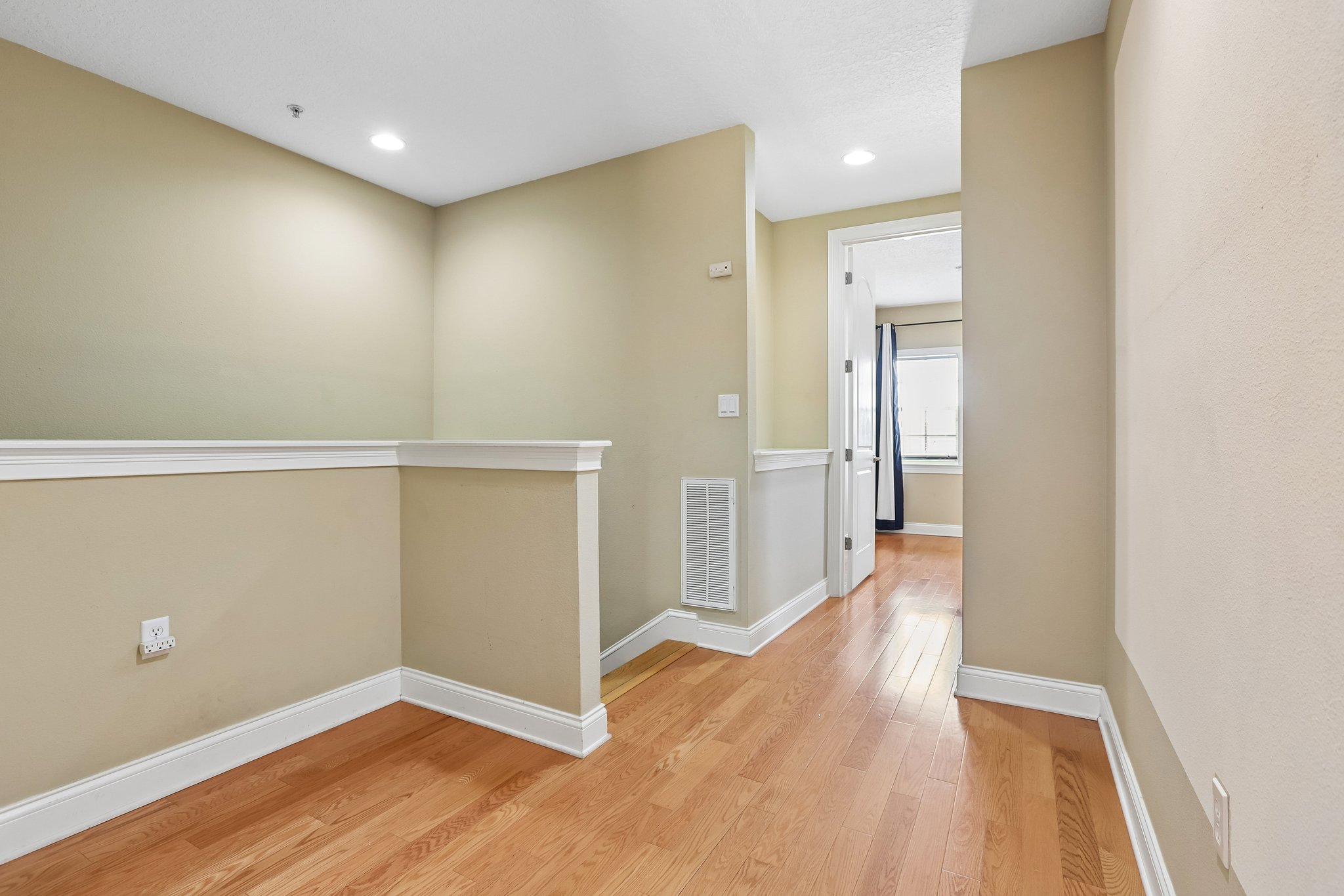 S Moody Ave 3-S0509-046.jpg