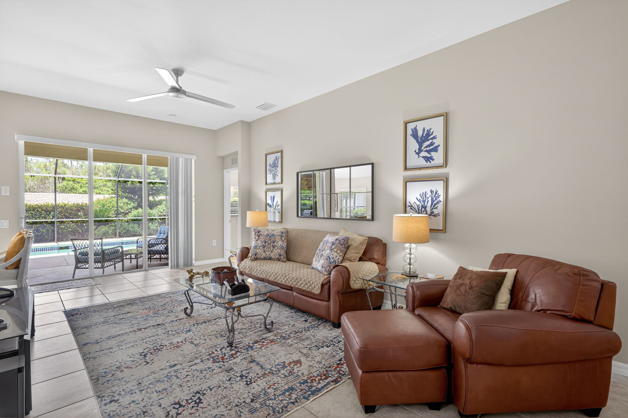 Living Room 3 of 5
