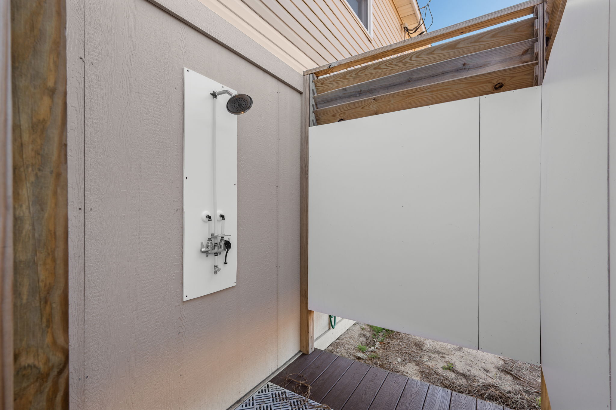 101-E-Carlow-Outside-Shower