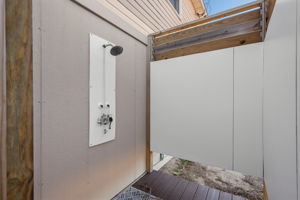 101-E-Carlow-Outside-Shower