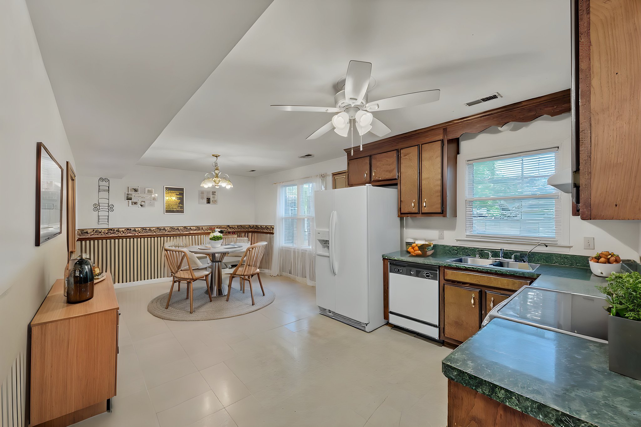 DSC_6954 virtually staged.jpeg