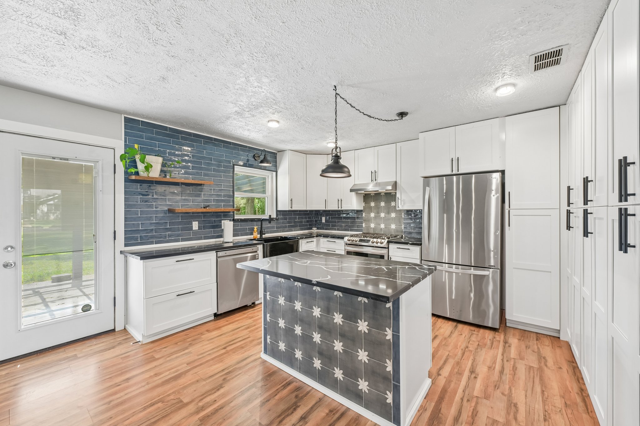 W Larkspur Dr-S1709-013.jpg