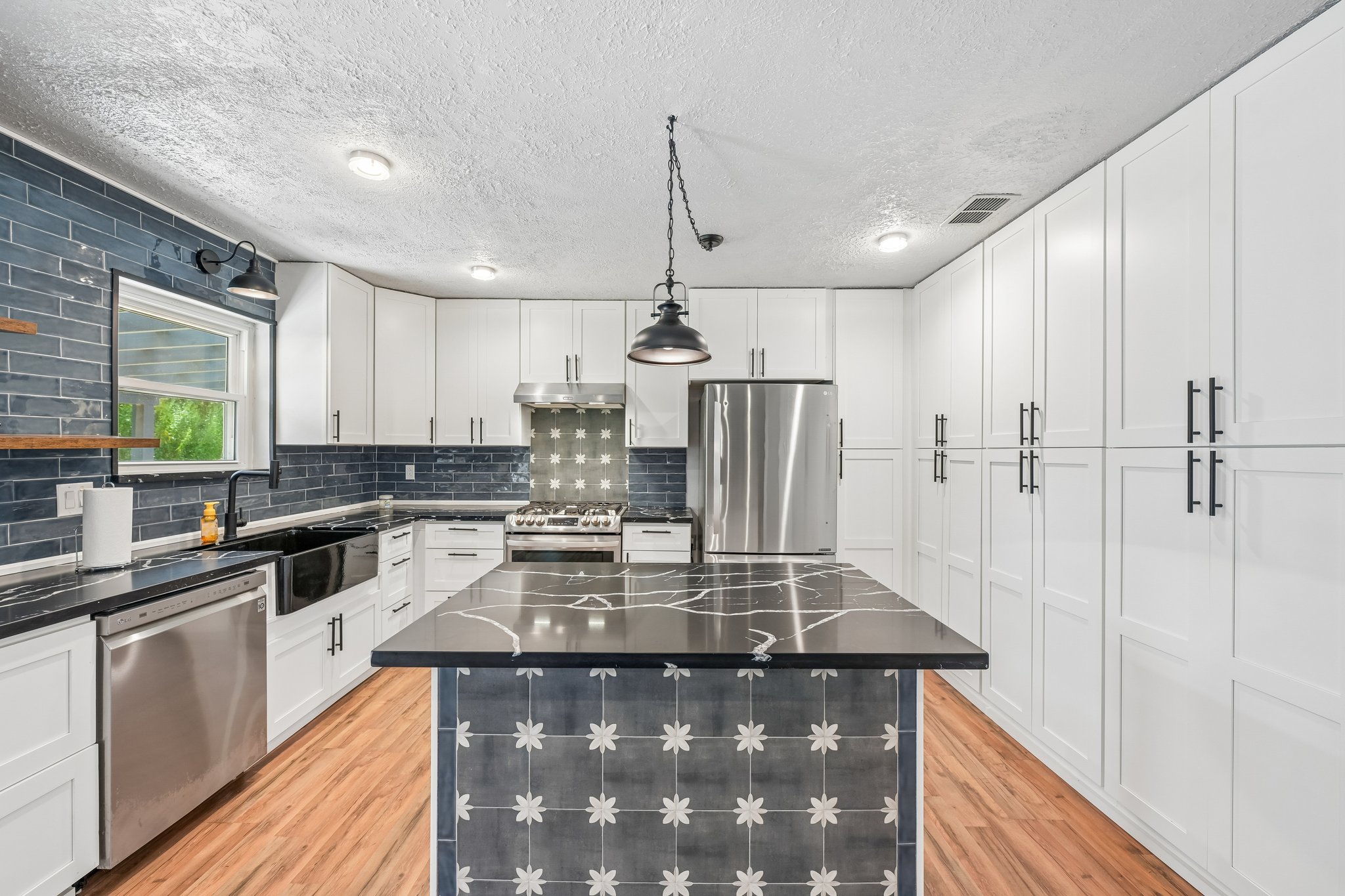 W Larkspur Dr-S1709-014.jpg