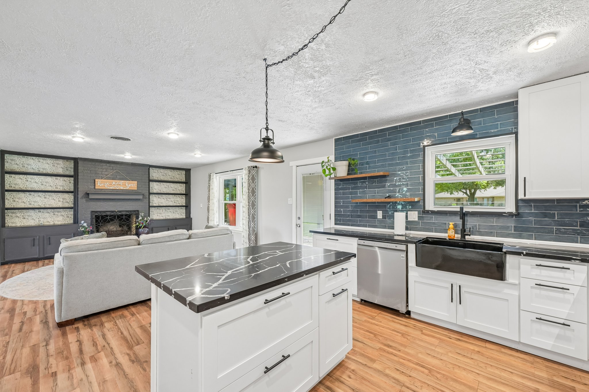 W Larkspur Dr-S1709-017.jpg