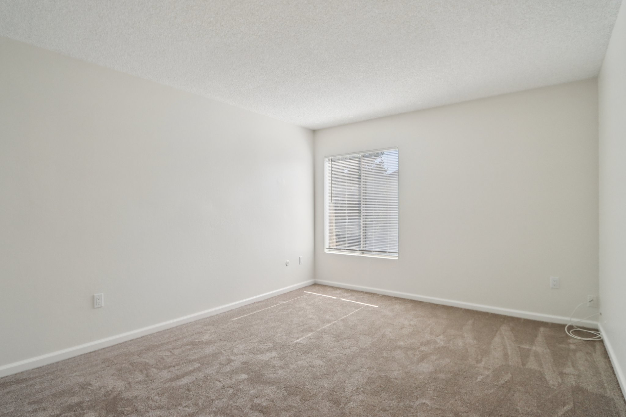 W MacArthur Blvd apt 24-2006-014.jpg