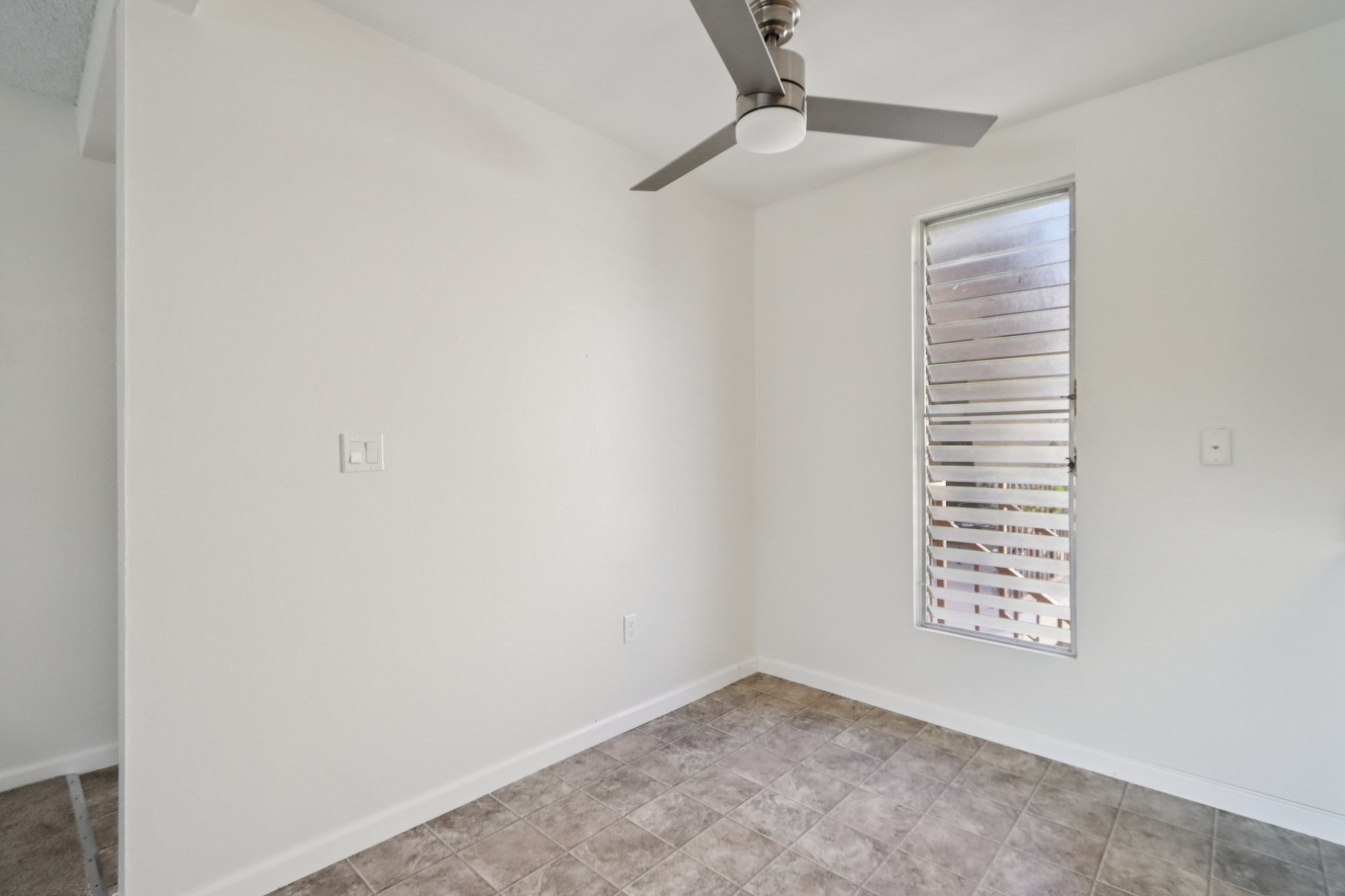 W MacArthur Blvd apt 24-2006-020.jpg