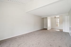 W MacArthur Blvd apt 24-2006-007.jpg