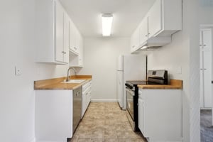 W MacArthur Blvd apt 24-2006-009.jpg