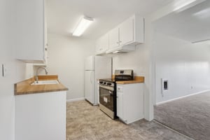 W MacArthur Blvd apt 24-2006-010.jpg
