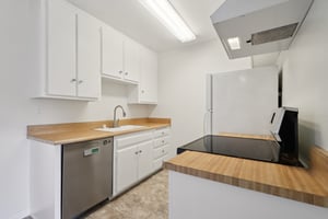 W MacArthur Blvd apt 24-2006-011.jpg