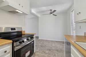 W MacArthur Blvd apt 24-2006-012.jpg