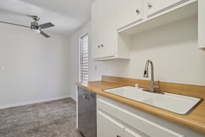 W MacArthur Blvd apt 24-2006-013.jpg