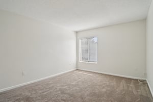 W MacArthur Blvd apt 24-2006-014.jpg