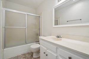 W MacArthur Blvd apt 24-2006-015.jpg