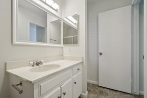 W MacArthur Blvd apt 24-2006-016.jpg