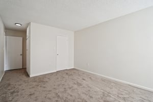 W MacArthur Blvd apt 24-2006-018.jpg