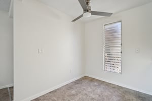 W MacArthur Blvd apt 24-2006-020.jpg