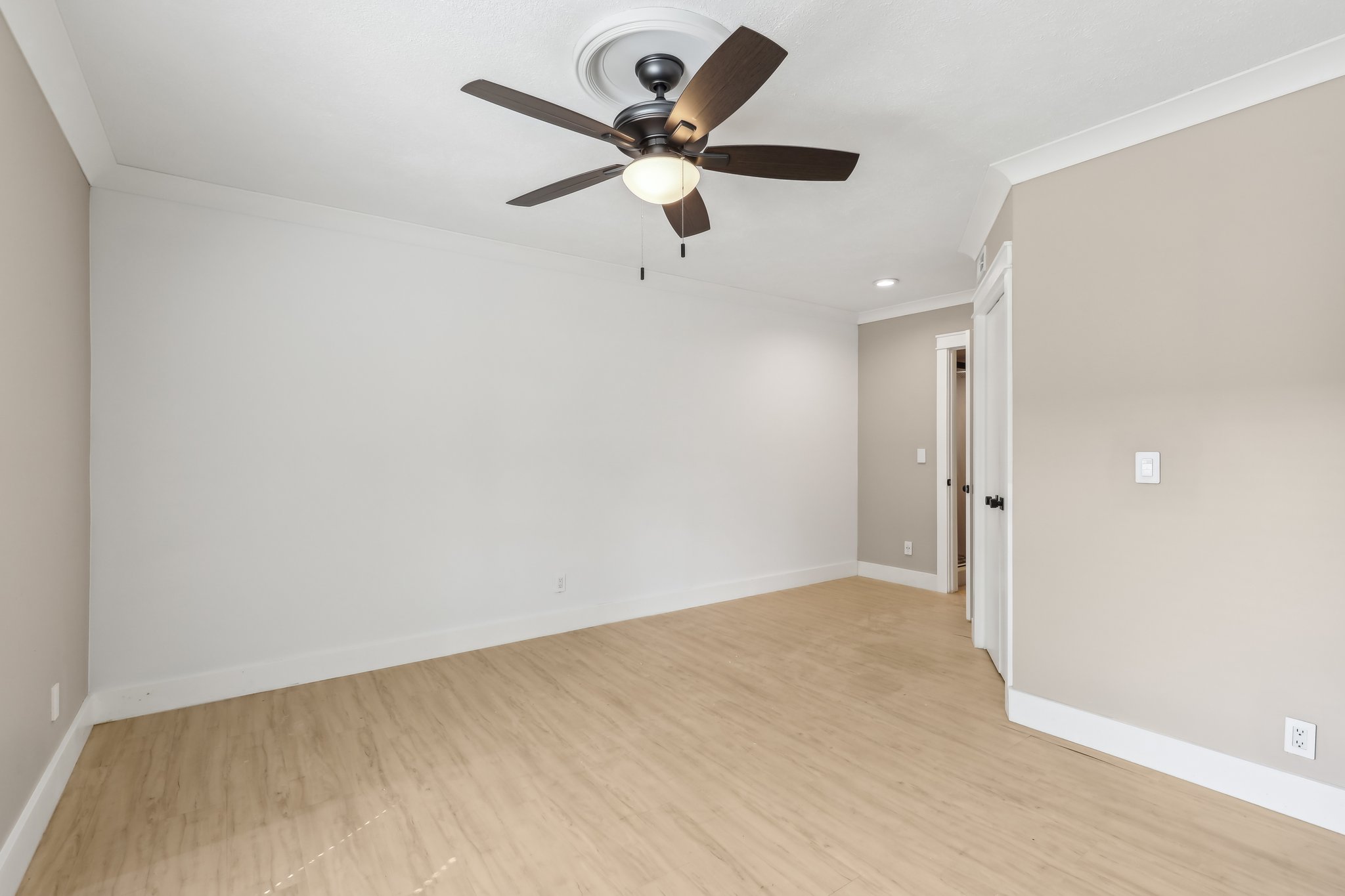 Leisure Ln S 5-014.jpg